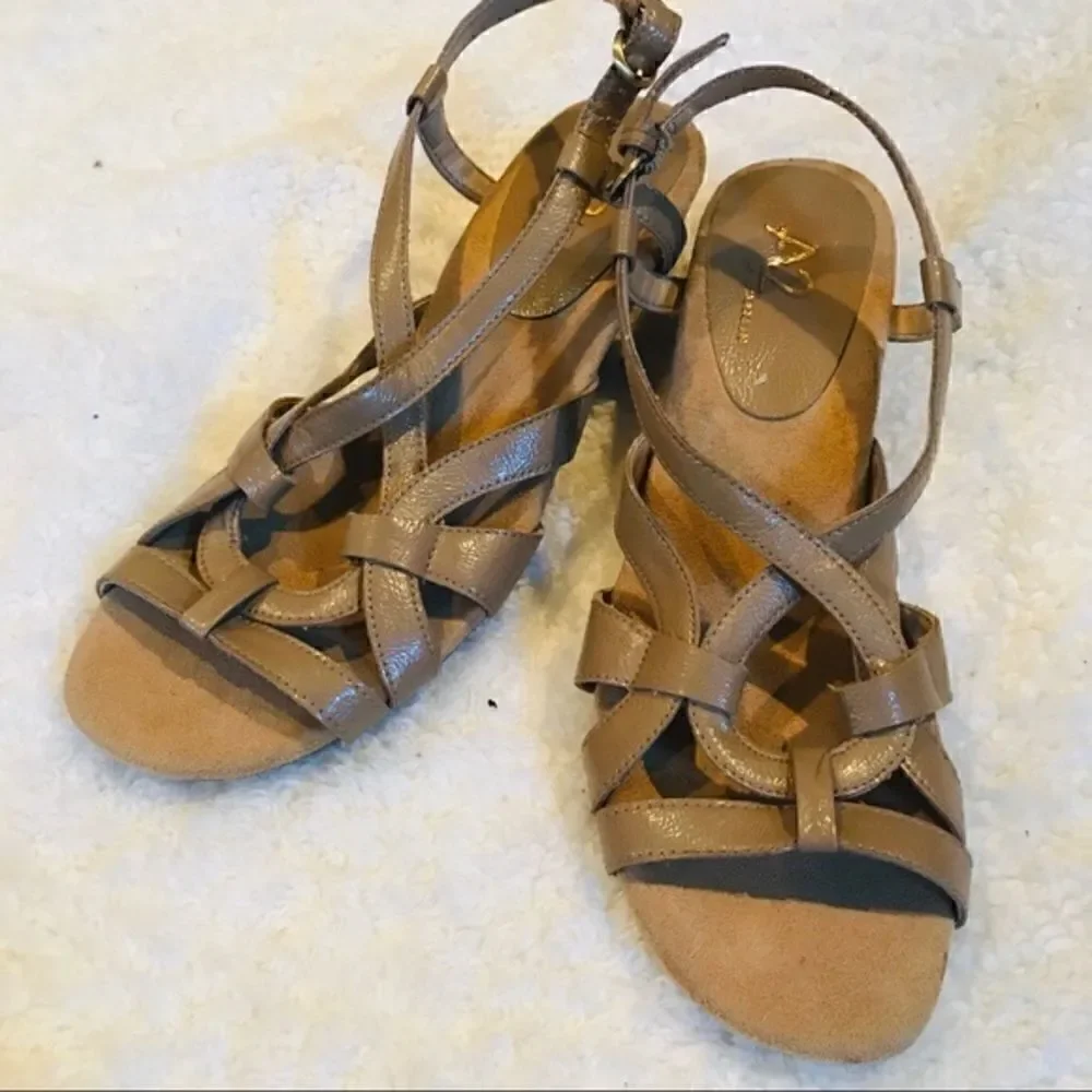 👠A2 by Aerosoles tan wedges Sz 6